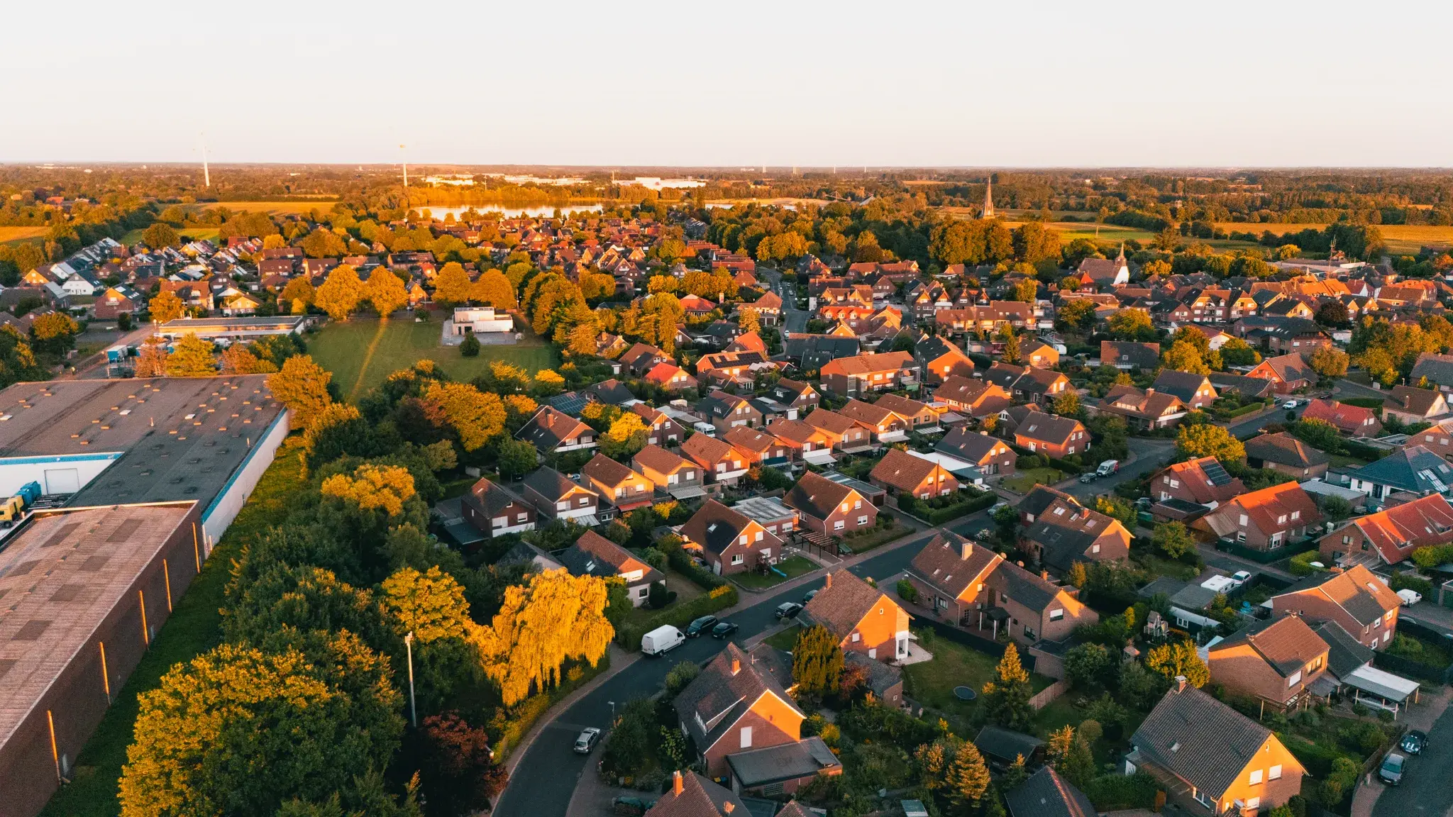 Luftaufnahme einer Ortschaft im goldenen Abendlicht